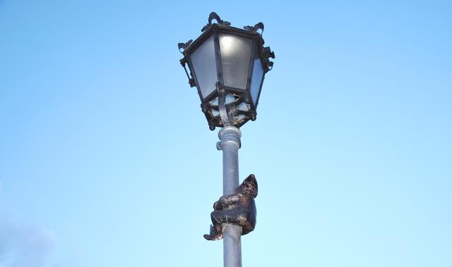 Zwerg an einem Laternenmast auf dem Salzmarkt in Wroclaw. | Foto: ch