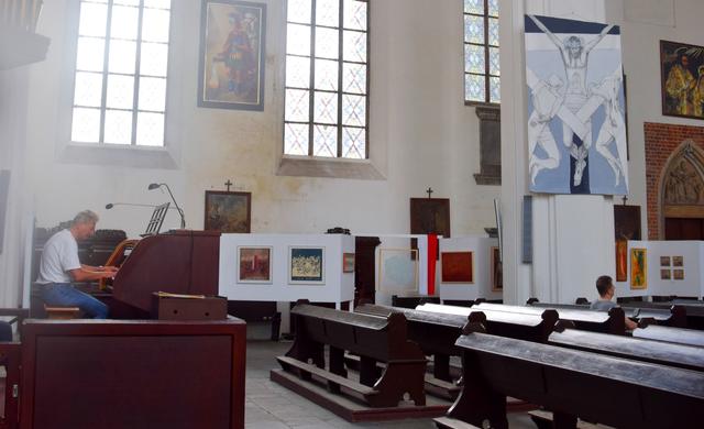 Bilder und Orgelspiel: Ausstellung mit sakraler Kunst in der Kreuzkirche auf der Dominsel in Wroclaw. | Foto: ch