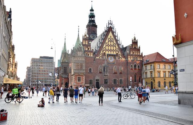 "Perle der schlesischen Gotik": Die Ostfassade des Alten Rathauses in Wroclaw aus dem Jahr 1508 mit einer astronomischen im Mittelgiebel. | Foto: ch