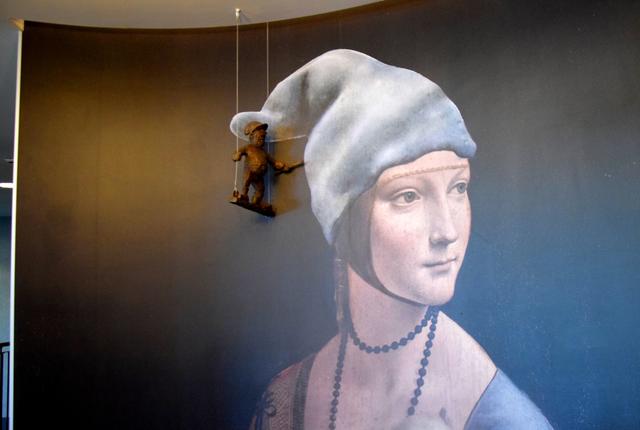 Zwergenhumor in der Hotellobby: Ein "Maler"-Zwerg hat Leonardo da Vincis "Dame mit dem Hermelin" eine Wichtelmütze verpasst. | Foto: ch