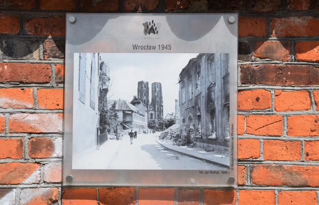 Blick zurück: Auch auf der Dominsel hinterließ der Zweite Weltkrieg Ruinen.  | Foto: ch