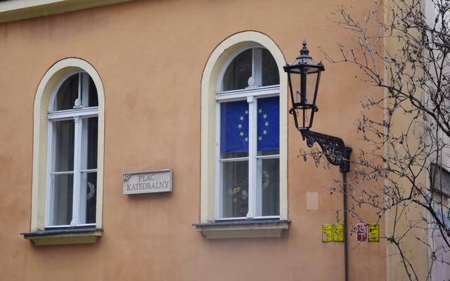 Europa-Flagge hinter einem Fenster auf dem Platz der Kathedrale in Wroclaw: Auch unter katholischen Geistlichen scheint es Anhänger des europäischen Gedankens zu geben. | Foto: ch