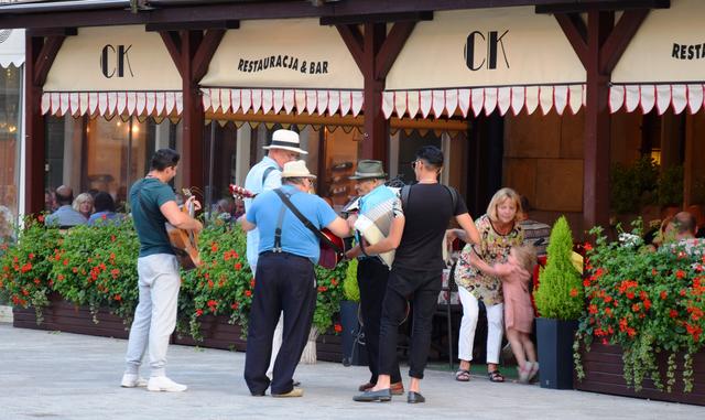 Musik und Unterhaltung: Eine Roma-Kapelle spielt für die Besucher eines Restaurants am Rynek in Wroclaw. | Foto: ch