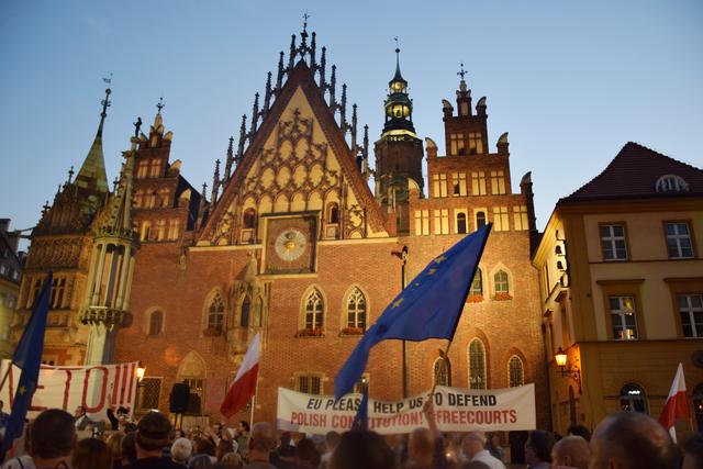 Blaue Fahnen zu blauen Stunde: Bei einer Kundgebung vor dem Alten Rathaus in Wroclaw schwenken Teilnehmer Europafahnen. | Foto: ch
