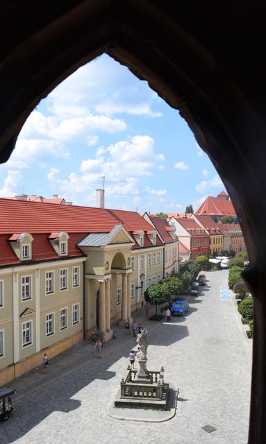 Blick durch ein Bogenfenster auf den Vorplatz der Kathedrale auf der Dominsel. | Foto: ch
