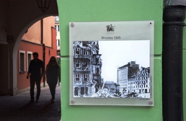 Wie in Danzig erinnern auch in Wroclaw an vielen Stellen Fotos an die Zerstörung der Stadt im Zweiten Weltkrieg.  | Foto: ch