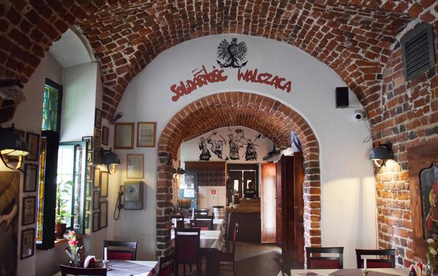 Schwelgen in (N)Ostalgie: In der Gaststätte "Konspira" erinnern Hinterzimmer an die heimlichen Treffen der Wroclawer Opposition gegen das kommunistische Regime. | Foto: ch