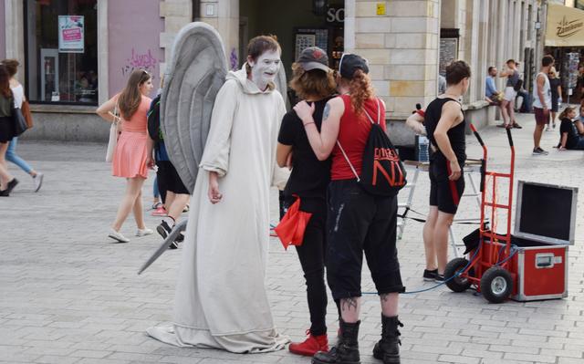 Buntes Treiben auf dem Marktplatz in Wroclaw: Ein Kleinkünstler im Gespräch mit zwei Jugendlichen.  | Foto: ch
