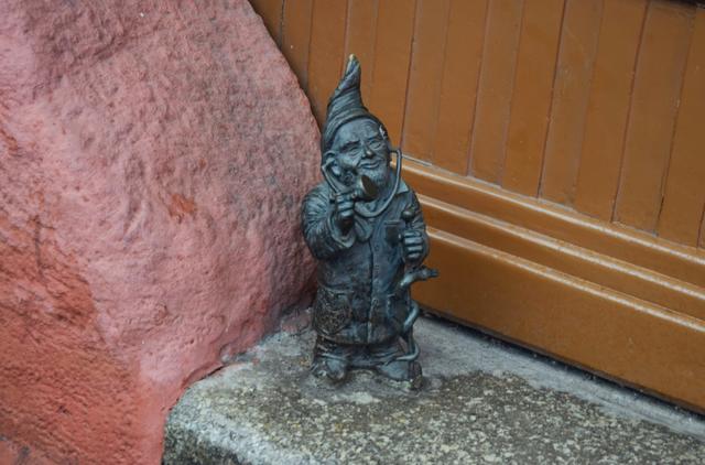 Einer von über 600: Die Wroclawer Bronze-Zwerge erinnern an den fantasievollen Widerstand der lokalen Opposition gegen das frühere kommunistische Regime in Polen. | Foto: ch