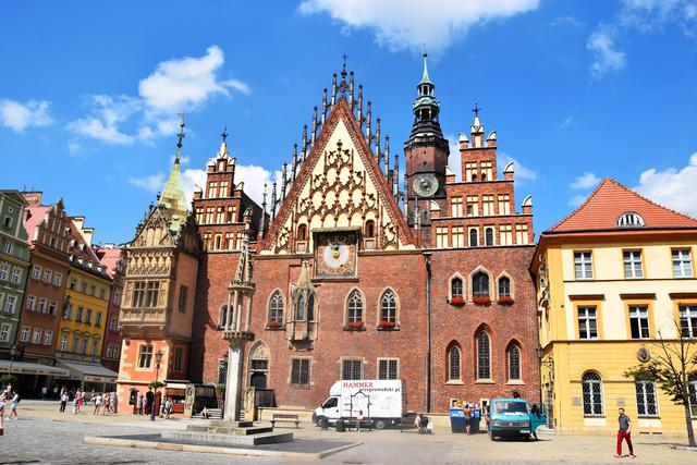 Altes Rathaus in Wroclaw: Die gotische Ostfassade erstrahlt in der Morgensonne.  | Foto: ch