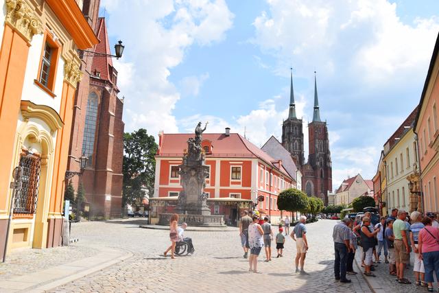 Dominsel in Wroclaw: Der Vorplatz der Stiftskirche zum Heiligen Kreuz und St. Bartholomäus mit dem Denkmal für den Heiligen Johannes Nepomuk. | Foto: ch