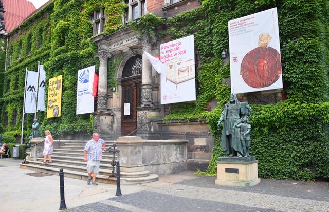 Nationalmuseum in Wroclaw: Rechts eine Statue des Nürnberger Malers Albrecht Dürer. | Foto: ch