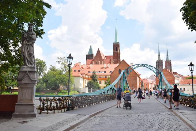 Dombrücke in Wroclaw: Die Dominsel war vor langer Zeit die Keimzelle der Stadt Wroclaw/Breslau.  | Foto: ch