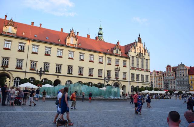 Treffpunkt Wasserspiele: Am Zdrój-Brunnen vor der langgestreckten Fassade des Neuen Rathauses in Wroclaw verabreden sich Paare und Familien zum abendlichen Stadtbummel. | Foto: ch