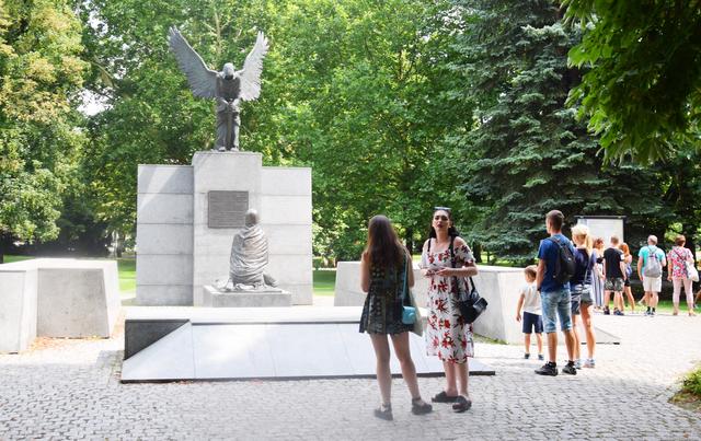 Denkmal für die Opfer von Katyń, Miednoje und Charkow sowie die Gefangenen der Lager von Kozielsk, Starobielsk, Ostaszków: Die von den Sowjets auf Befehl Stalins ermordeten polnischen Amtsträger und Intellektuellen sind in Polen bis heute nicht vergessen. | Foto: ch