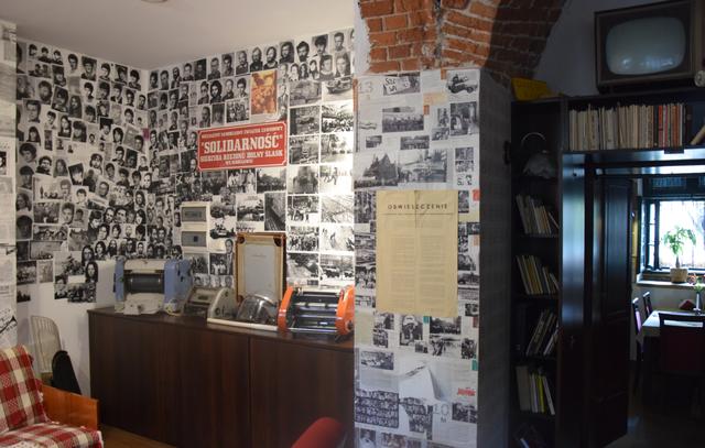 Zeugnisse der Oppositionsarbeit: Fotowände, Handdrucker und Bücher im Hinterzimmer der heutigen Gaststätte "Konspira" in Wroclaw. Rechts der einst geheime Zugang durch eine Schrankwand. | Foto: ch