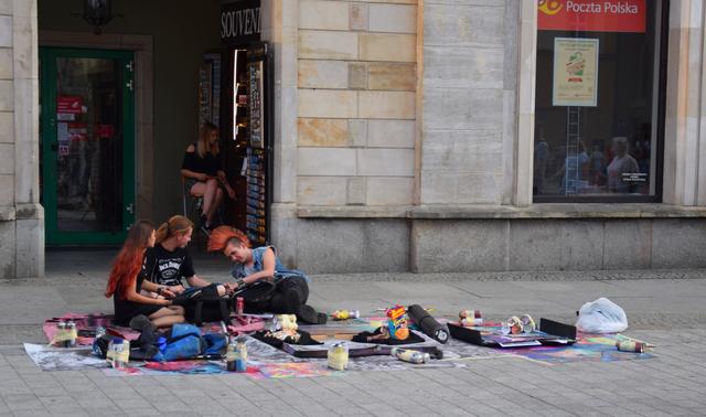 Liberales Stadtklima: Straßenkünstler und ein Punker lagern am Rand des Rynek (Ring) genannten zentralen Marktplatzes in Wroclaw. | Foto: ch