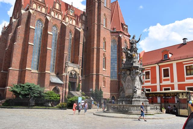 Kirche im Doppelpack: Die Stiftskirche zum Heiligen Kreuz und St. Bartholomäus besteht aus zwei übereinander gebauten Kirchen, daher die große Treppe ins "Obergeschoss". | Foto: ch