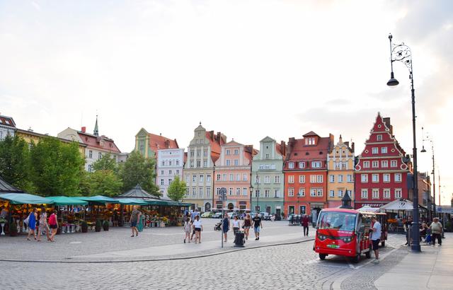 Blumen und Touristen: Abendlicher Blick auf den Salzmarkt in Wroclaw. | Foto: ch