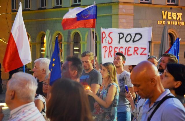 Parole gegen die regierende nationalkonservative Partei bei einer Kundgebung in Wroclaw. | Foto: ch