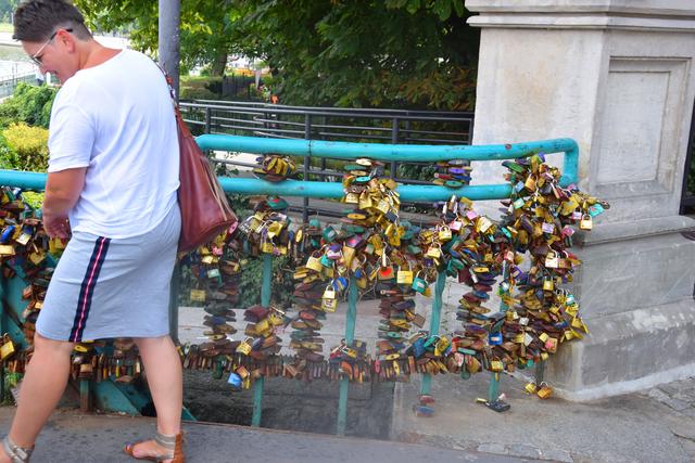 Die Last der Dombrücke: Unmengen von Vorhängeschlössern symbolisieren "ewige Liebe". | Foto: ch