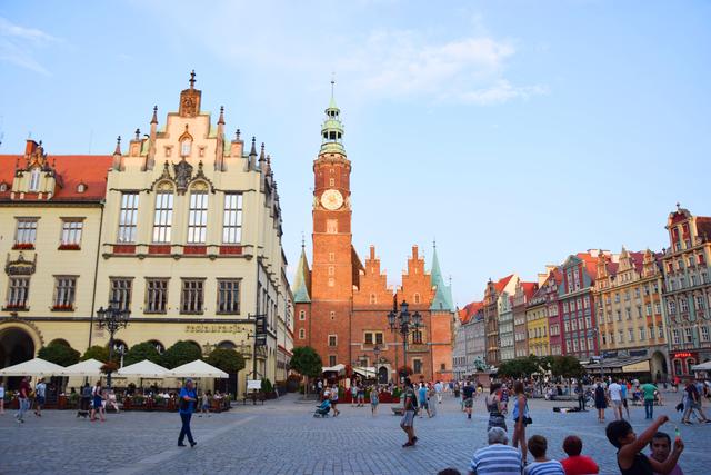 Neues und Altes Rathaus (von links): Die Abendsonne erhellt den Turm an der Westfassade des Alten Rathauses in Wroclaw. | Foto: ch