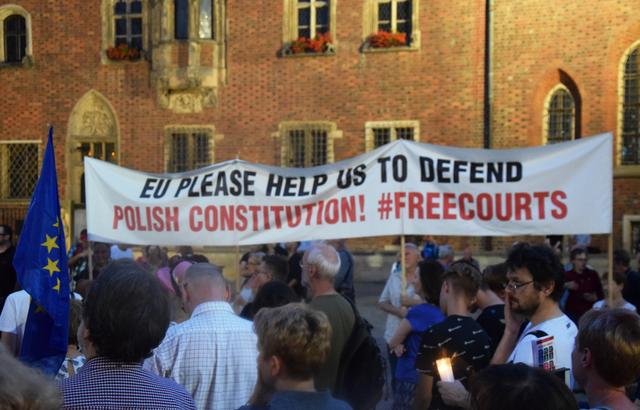Sorge um die polnische Verfassung: Kundgebungsteilnehmer in Wroclaw setzen sich für die Unabhängigkeit der Justiz ein. | Foto: ch