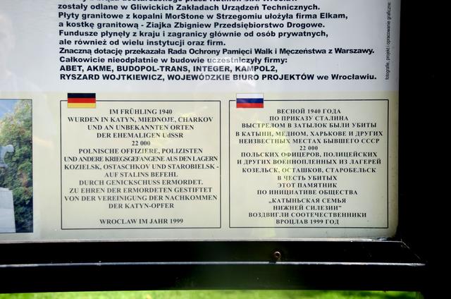 Erläuterung am Denkmal für die Opfer von Katyń, Miednoje und Charkow sowie die Gefangenen der Lager von Kozielsk, Starobielsk, Ostaszków. | Foto: ch