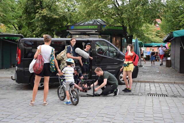 Den Ereignissen auf der Spur: Junges Filmteam auf dem Salzmarkt in Wroclaw (Breslau). | Foto: ch