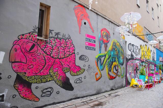 Angesagter Szenetreff in Wroclaw: Abends versammeln sich vor allem junge Menschen zwischen Street Art und Neonreklamen.  | Foto: ch