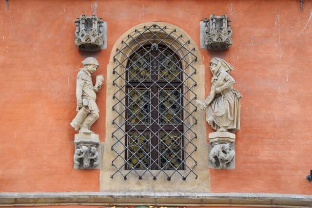 Figurengruppe an der Ostfassade des Alten Rathauses in Wroclaw.  | Foto: ch