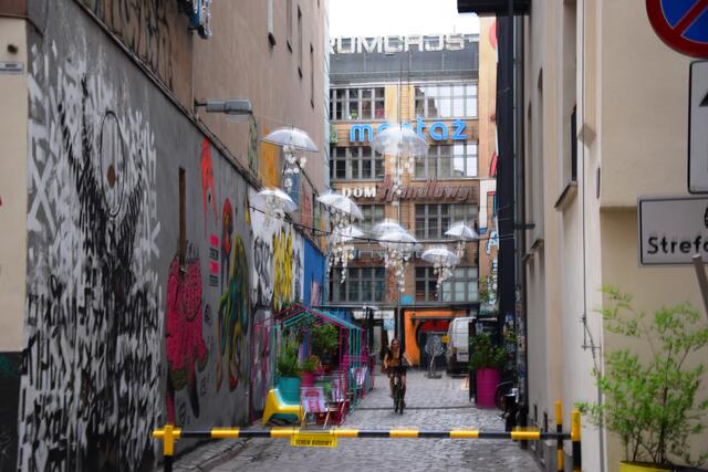 Überraschung im Hinterhof: Zugang zur "Galeria Neon Side" in Wroclaw. | Foto: ch