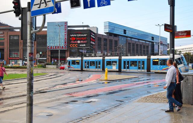 Eine moderne Straßenbahn auf der Kreuzung vor dem Einkaufszentrum Galeria Dominikanska in Wroclaw. | Foto: ch