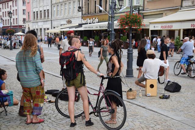 Jugendliche auf dem zentralen Marktplatz (Rynek) in Wroclaw. | Foto: ch