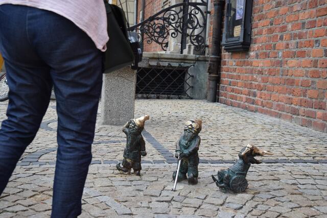 Nicht hören, nicht sehen, nicht gehen: Auch mitten im Zentrum von Wroclaw begegnen den Besuchern die kleinen Zipfelmützenträger. | Foto: ch