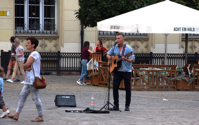 Viel Platz für junge Talente: Ein Nachwuchsmusiker präsentiert sich auf dem Rynek im Zentrum von Wroclaw. | Foto: ch