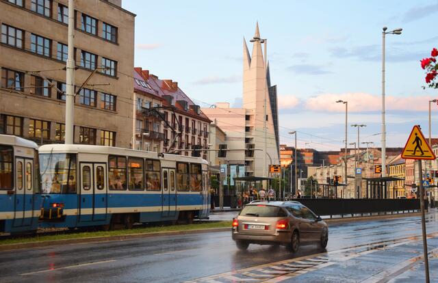 Wie ein futuristischer Kirchturm: Der gezackte Turm an der Kasimir-der Große-Straße in Wroclaw gehört zu einem Parkhaus. | Foto: ch