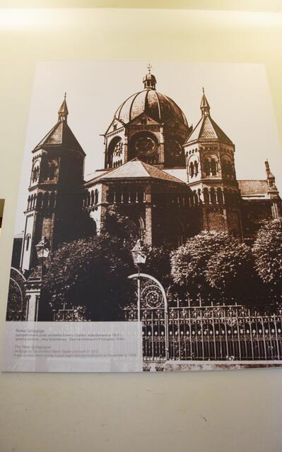 Mahnung für die Nachwelt: Ein Foto im Durchgang zur Synagoge zum Weißen Storch erinnert an die 1938 von den Nazis niedergebrannte Große Synagoge von Breslau. | Foto: ch