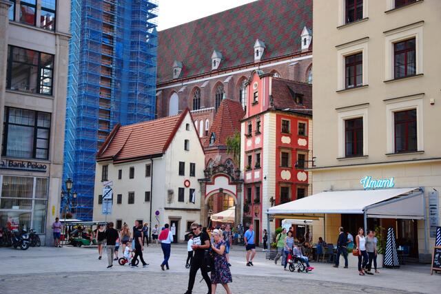"Hänsel und Gretel": Die beiden durch einen Torbogen verbundenen Häuser aus früherer Zeit sahen für manchen Einwohner so aus, als hielten sie sich schutzsuchend an den Händen. | Foto: ch