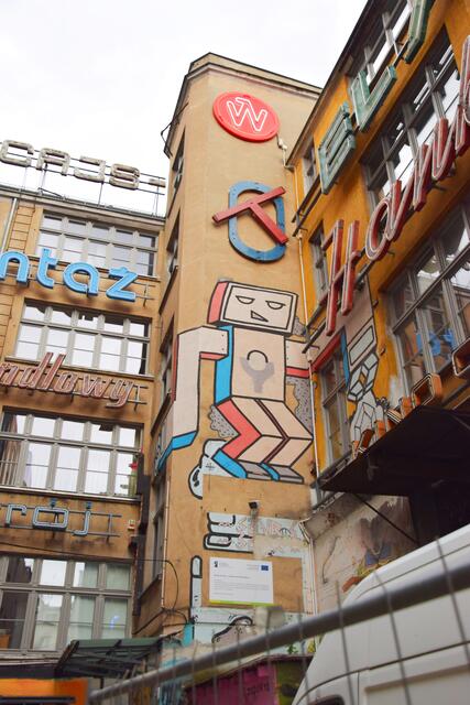 Museum für Leuchtreklamen: Abends leuchten die Schriftzüge der Galeria Neon Side in denunterschiedlichsten Farben. | Foto: ch