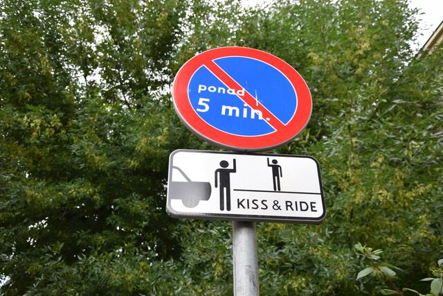 "Küss und Tschüss": Originelles Halteverbotsschild in Wroclaw (Breslau). | Foto: ch