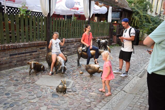 Lieblinge nicht nur der Kinder: Die Figurengruppe in der Schlachthausgasse in Wroclaw setzt den dort über Jahrhunderte hinweg geschlachteten Haustieren ein Denkmal. | Foto: ch