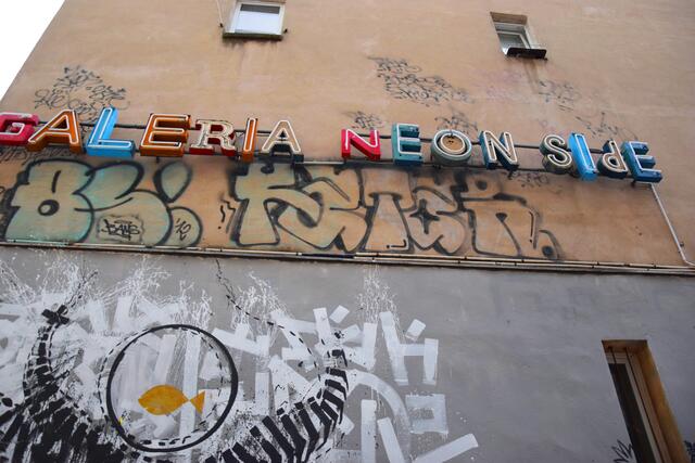 Die "Neon Side Galerie" in Wroclaw: Ein früherer Jurastudent hat Dutzende alter Leuchtreklamen vor der Verschrottung bewahrt und in einem Hinterhof versammelt. | Foto: ch