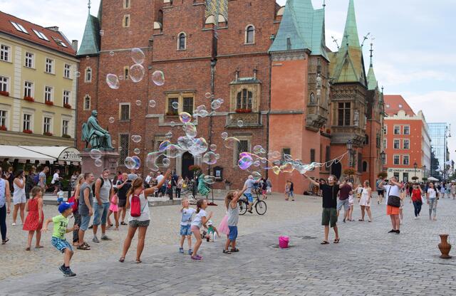 Freude an Seifenblasen: Auf dem Rynek im Zentrum von Wroclaw wechseln manchmal stündlich die Straßenkünstler. | Foto: ch