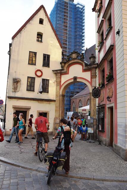 Erinnerungen an Eugeniusz Get-Stankiewcz: Der bekannte Künstler aus Wroclaw wohnte früher in dem "Hänsel" genannten kleinen Haus an der nordwestlichen Ecke des Marktplatzes. | Foto: ch