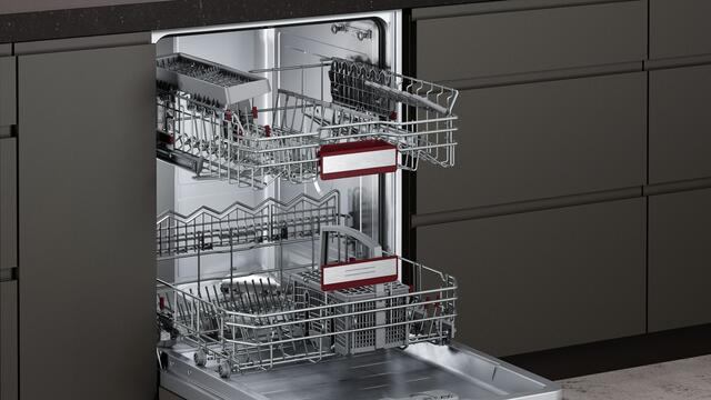 Sehr sparsamer (A+++), vollintegrierter Spüler mit sensorischer Türöff-nung. Ein leichter Druck auf die Möbelfront aktiviert den Sensor. Das vernetzte Modell bietet 8 Programme, darunter Auto, Eco, Schnell und Silence, sowie die Möglichkeit die Programmdauer um bis zu zwei Drittel zu verkürzen.  | Foto: AMK