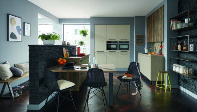 Komfortabel ausgestattete Wohnküche, die mit ihrer Vintage-Holzoptik Stil und Behaglichkeit ausstrahlt. Die Einbaugeräte befinden sich in angenehmer und optimaler, ergonomischer Sicht- und Arbeitshöhe – das Indukti-onskochfeld punktet mit einem zentral integrierten Dunstabzug.  | Foto: AMK