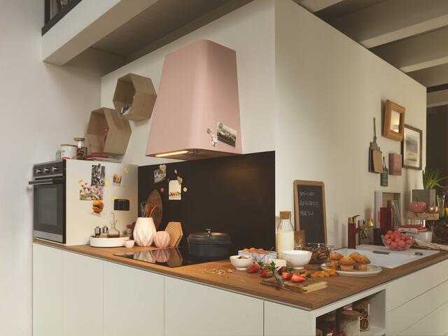 Charmant schmiegt sich diese Dunstabzugshaube im stylishen Retro-Design an die Wand. Charakteristisch ist ihre sich nach oben verjüngende Kaminform. Die Wandhaube hat eine maximale Lüfterleistung von 650 m³/h und ist in sechs weiteren trendigen Farbstellungen erhältlich.  | Foto: AMK