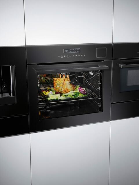 Backen, Braten &amp; Garen mit Dampf ist sehr beliebt. Dieser A+ Multidampf-garer bietet auch die Möglichkeit zum Sous-Vide-Garen. Ein Sensor überwacht die richtige Menge an Dampfzugabe, ein anderer misst die Kerntemperatur im Innern des Lebensmittels für punktgenaues Garen.  | Foto: AMK