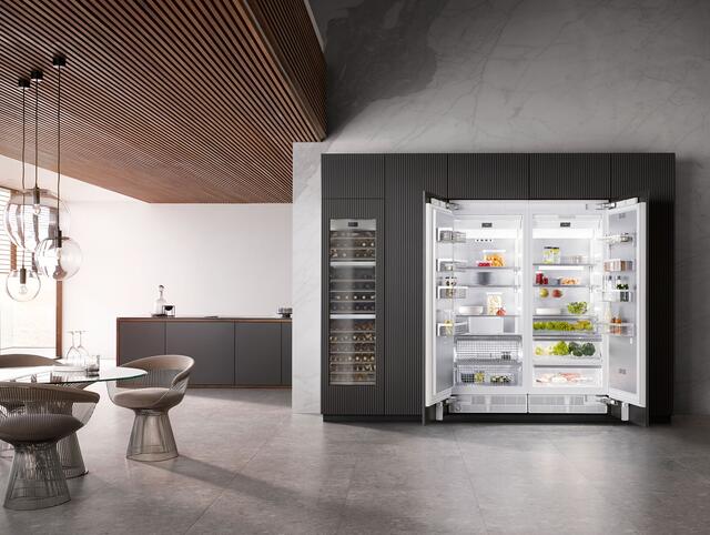 Mega-Vorratsfrischecenter mit einem Weintemperierschrank mit drei Temperaturzonen, gefolgt von einem extragroßen Gefrierschrank mit Icemaker und einem Kühlschrank, in dem sich frische Lebensmittel bis zu dreimal länger halten. Die Grifflos-Türen öffnen sich durch sanftes Drücken. | Foto: AMK